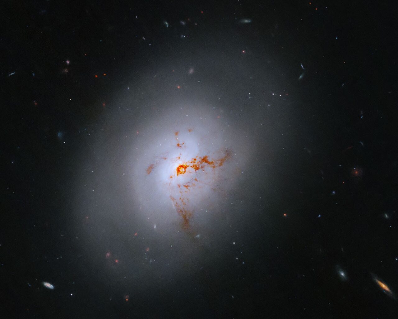 Hubble Sights Galaxy in Transition