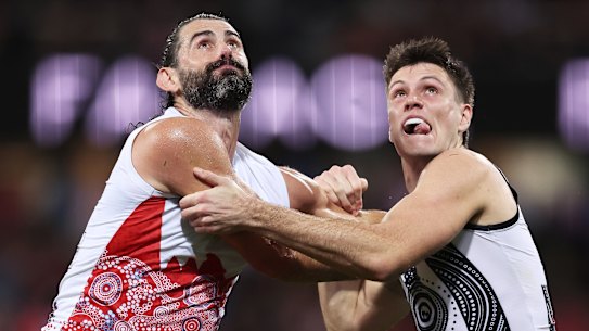 Grundy and Oscar Steene compete in the ruck.