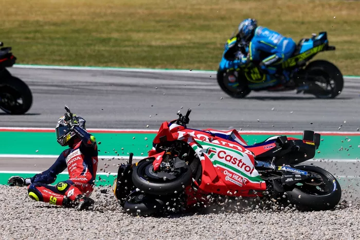 Brad Binder, Red Bull KTM Factory Racing, Joan Mir, Honda HRC crash
