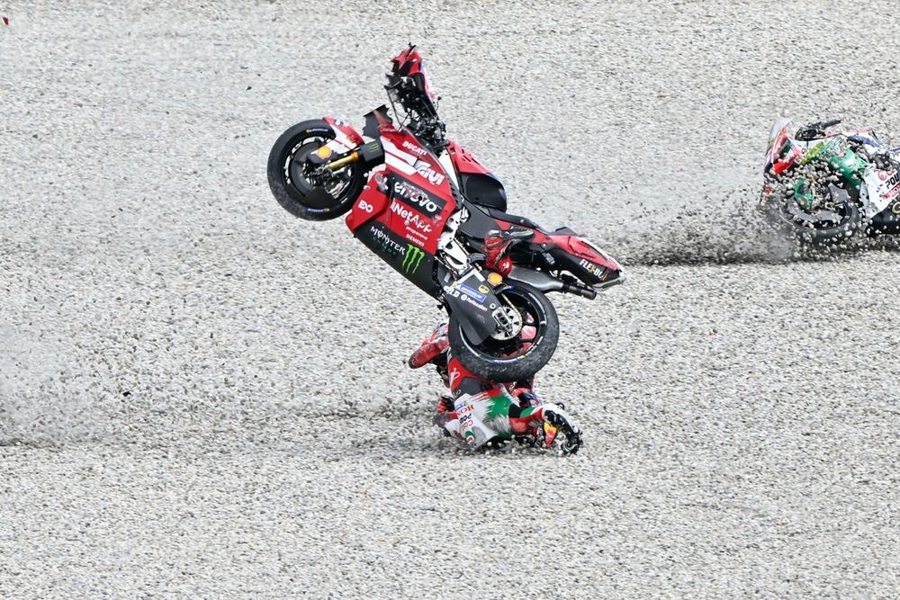 La jambe de Johann Zarco est restée coincée dans la moto de Pecco Bagnaia.