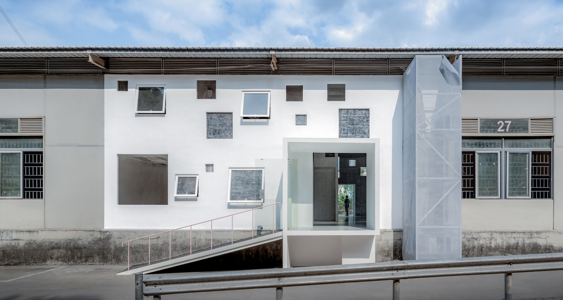 Apelron Contemporary / Aether Architects + Archigress
