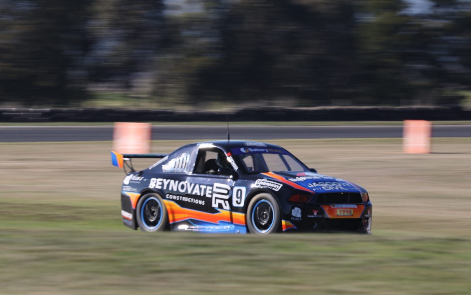 National news: Mechanical failures create thrilling Aussie Racing Cars conclusion