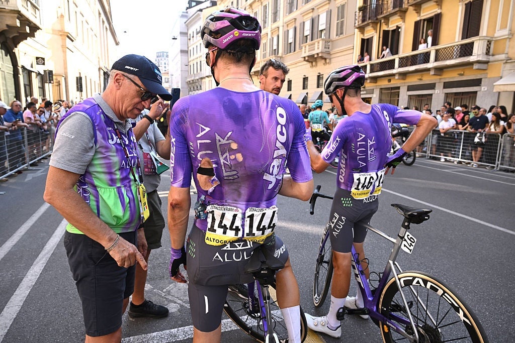 Robert Donaldson crash stage 15 Giro d'Italia 2026