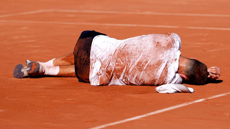 Jakub Mensik Roland-Garros collapse: Opponent of Alex de Minaur battles extreme heat in four-hour marathon win