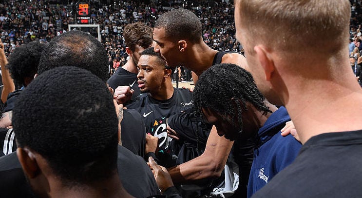 Spurs huddle