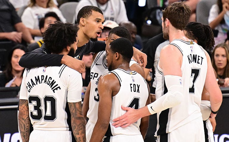 Spurs huddle