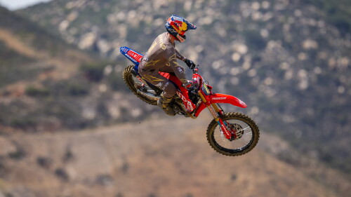 MX 2026 Rd 18 Pala 450 Jett Lawrence jumps.jpg