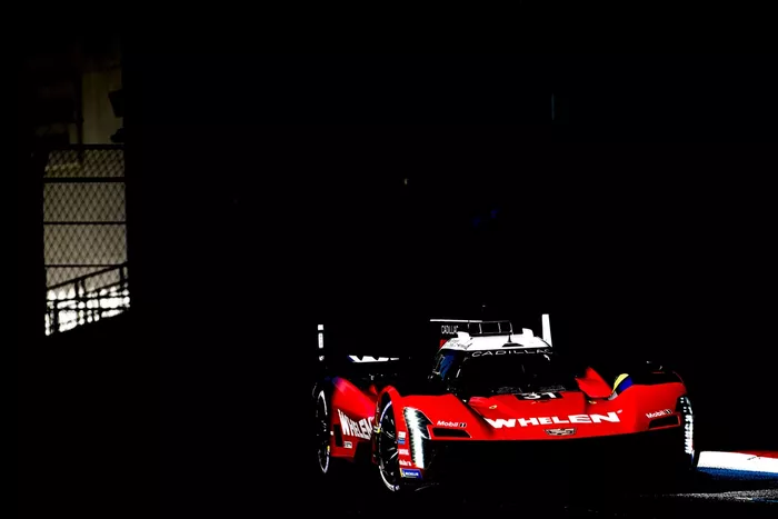 #31 Cadillac Whelen Cadillac V-Series.R: Jack Aitken, Earl Bamber
