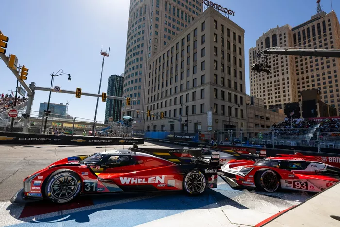 #31 Cadillac Whelen Cadillac V-Series.R: Jack Aitken, Earl Bamber, #93 Acura Meyer Shank Racing w/Curb Agajanian Acura ARX-06: Renger van der Zande, Nick Yelloly