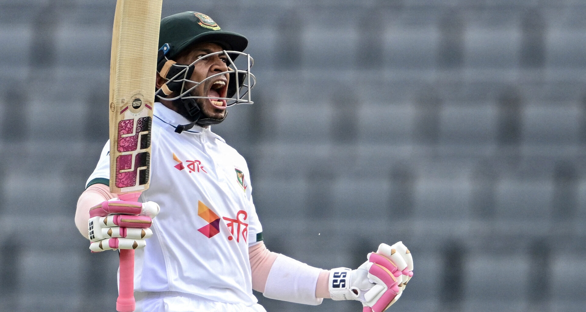 Mushfiqur's record century leaves Pakistan on the ropes