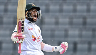 Mushfiqur's record century leaves Pakistan on the ropes