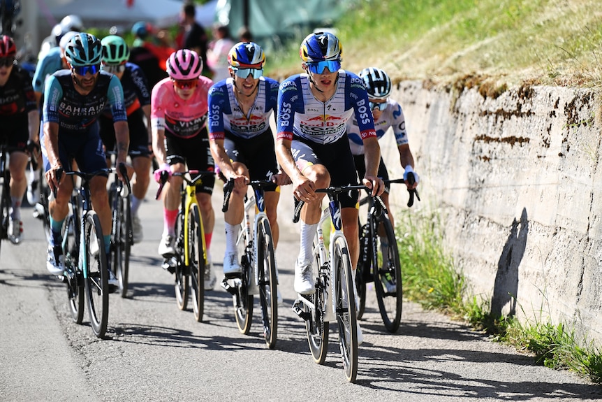 Cyclist Giulio Pellizzari leads Jai Hindley.