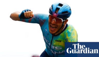 Giro d’Italia: Davide Ballerini avoids cobbles chaos to win stage six in Naples | Giro d'Italia