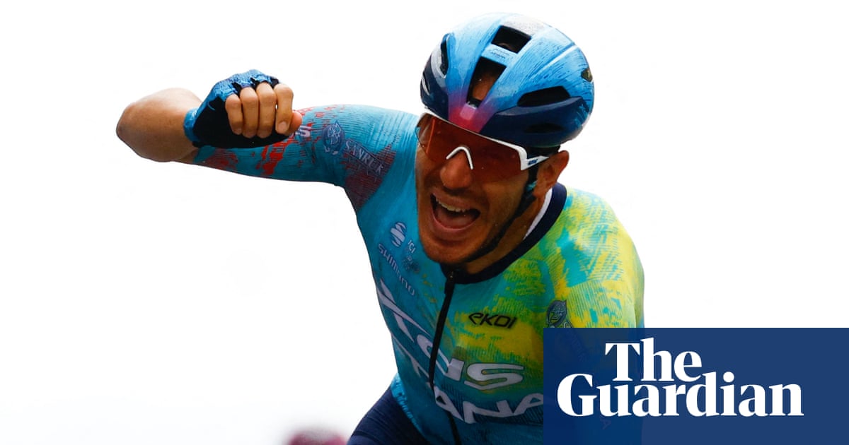 Giro d’Italia: Davide Ballerini avoids cobbles chaos to win stage six in Naples | Giro d'Italia