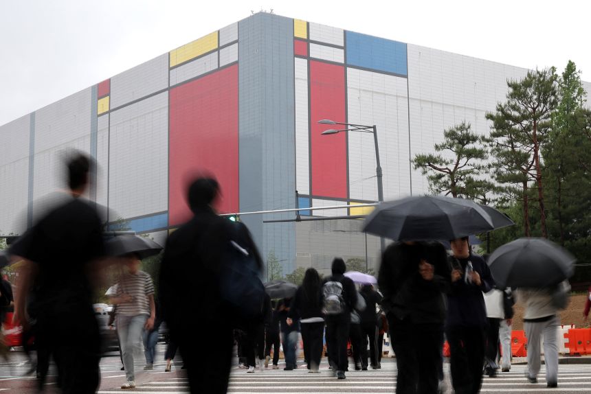 Employees head to work at Samsung Electronics semiconductor plant in Pyeongtaek, South Korea, on Thursday.
