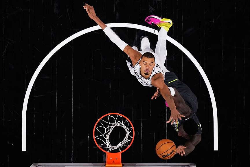 Spurs take out frustrations on Timberwolves, tie series