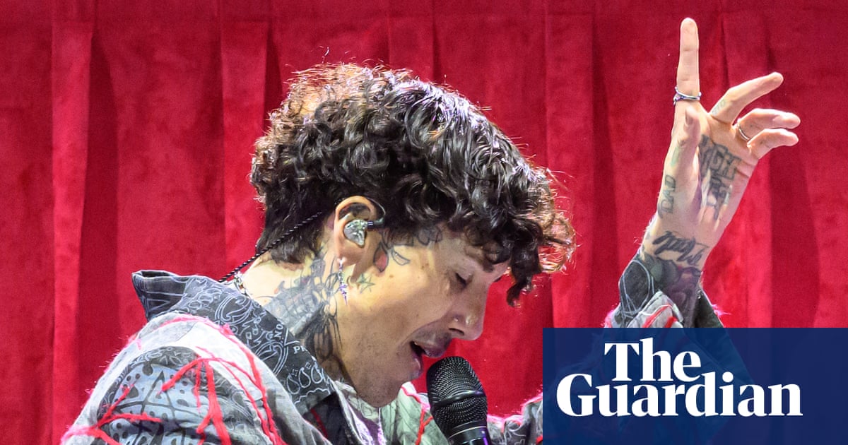 Bring Me the Horizon and Eric Clapton struck by objects thrown by audience members | Bring Me the Horizon