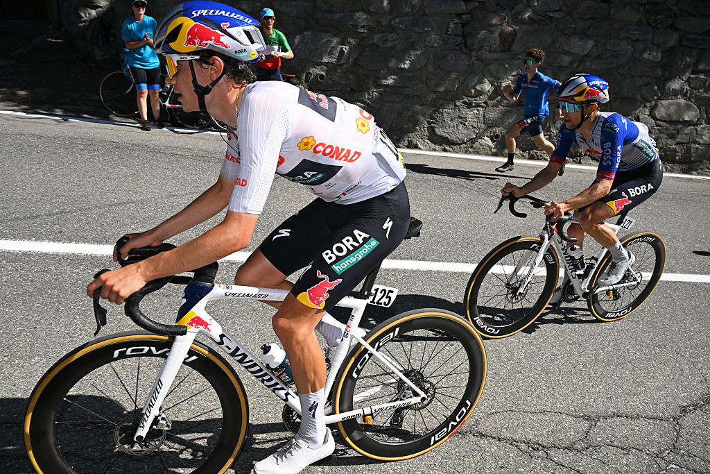 PILA - GRESSAN, ITALY - MAY 23: (L-R) Giulio Pellizzari of Italy - White Best Young Rider Jersey and Jai Hindley of Australia and Team Red Bull - BORA - hansgrohe compete in the chase group during the 109th Giro d&amp;apos;Italia 2026, Stage 14 a 133km stage from Aosta to Pila - Gressan 1789m / #UCIWT / on May 23, 2026 in Pila - Gressan, Italy. (Photo by Tim de Waele/Getty Images)
