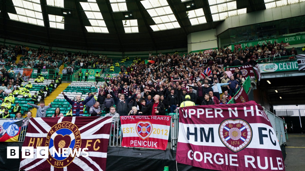 Football fans descend on Glasgow ahead of title clincher - BBC
