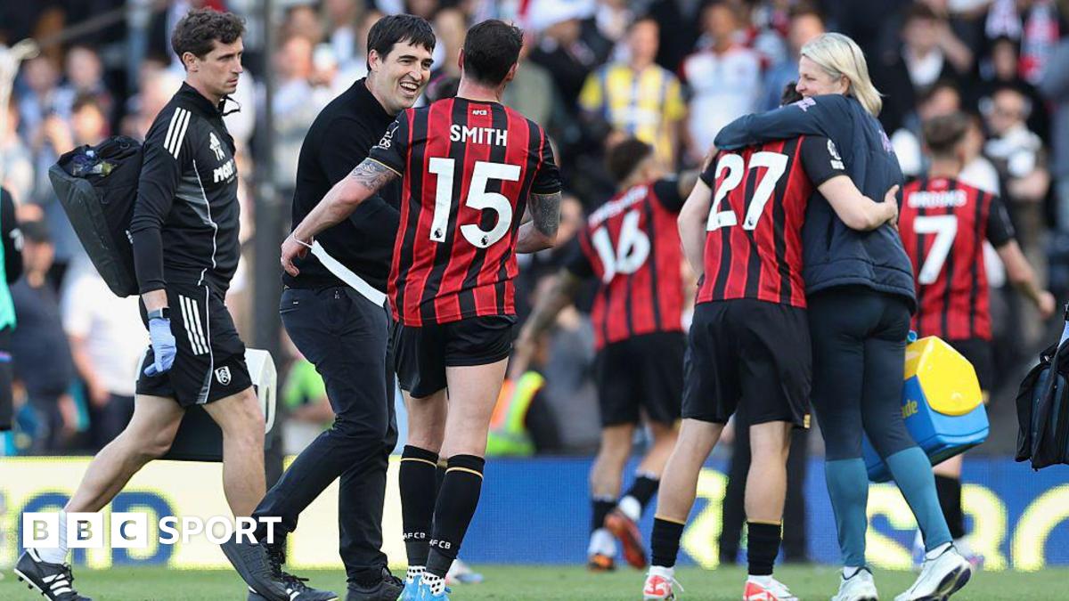 Bournemouth manager Andoni Iraola celebrates at the end of the match with Adam Smith