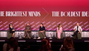 Felicity McVeigh moderates a panel on Longevity featuring Megan Gale, Dr Adam Brown, Bahar Etminan, and Nick Bell at the 2026 Forbes Women Summit presented by Lancome. Image: Forbes Australia