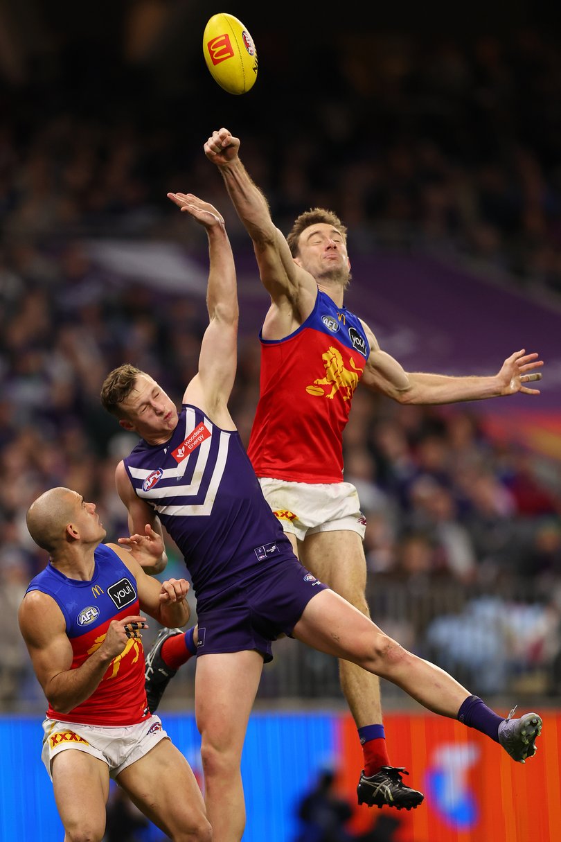 Harris Andrews spoils the mark for Josh Treacy.