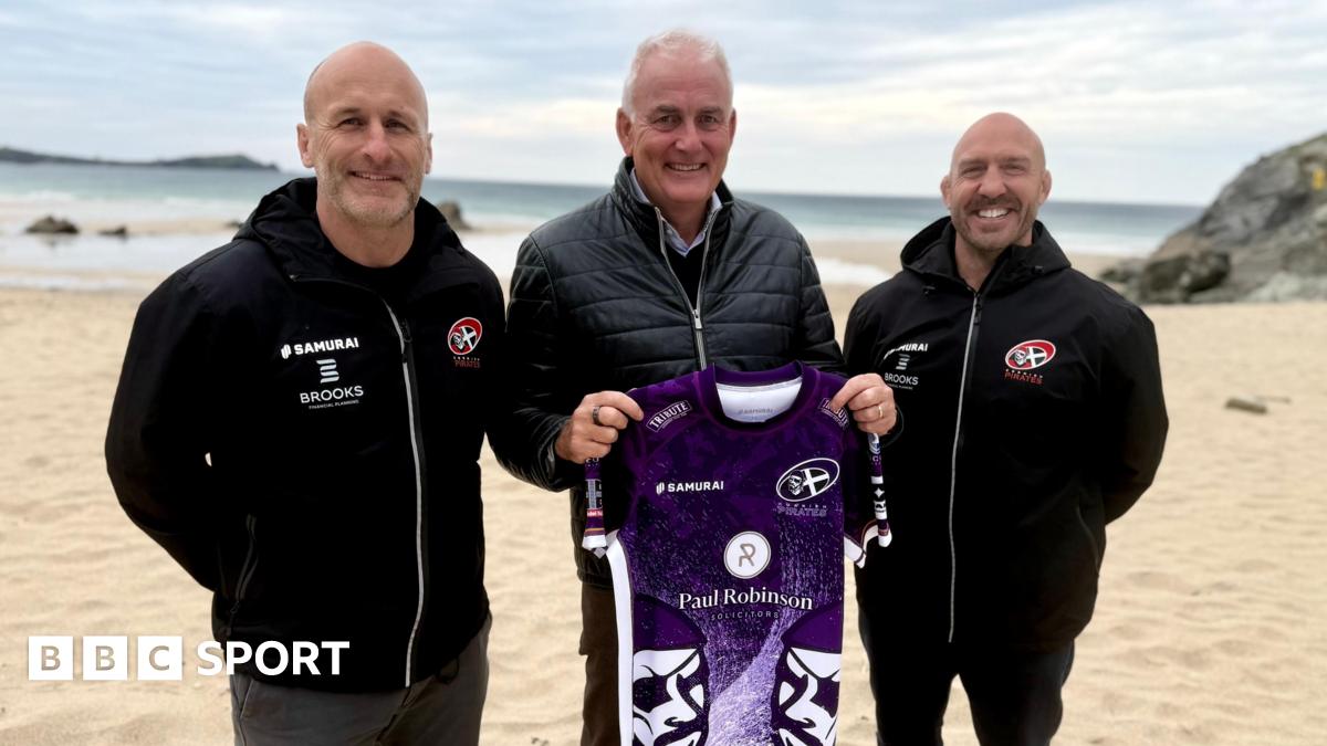 Richard Wastnage (centre) is welcomed to the club by joint-head coaches Gavin Cattle (left) and Alan Paver