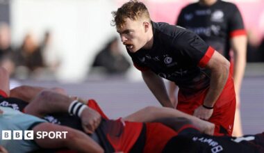 Gareth Simpson of Saracens watches a scrum