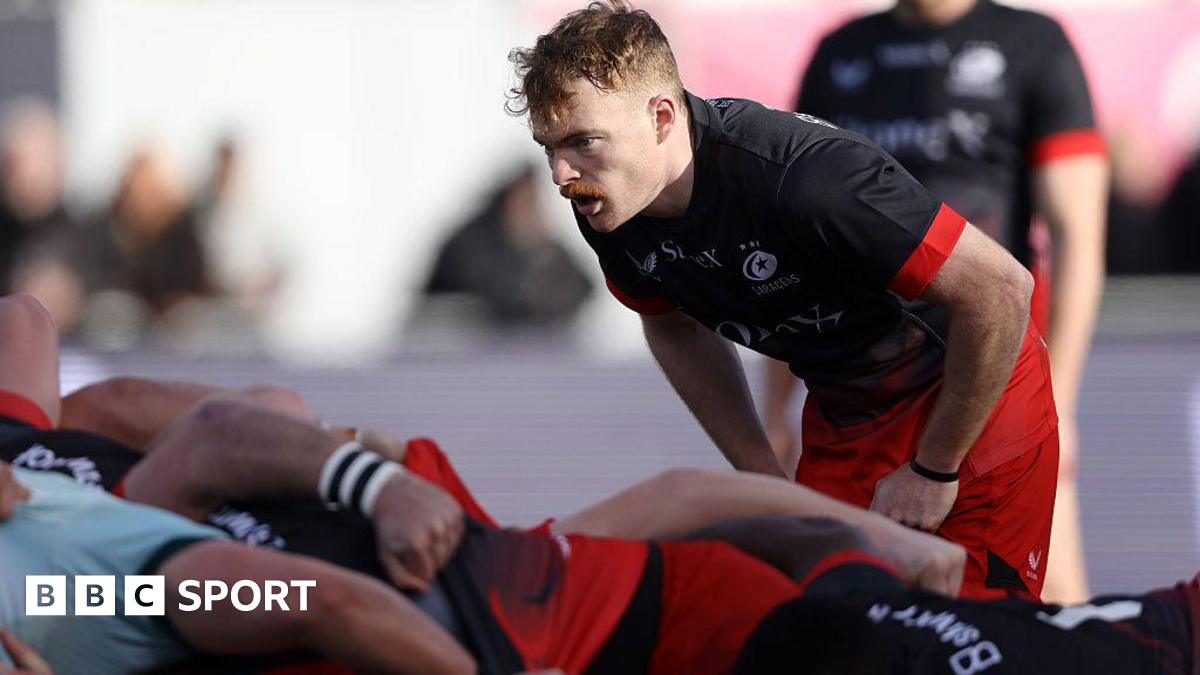 Gareth Simpson of Saracens watches a scrum