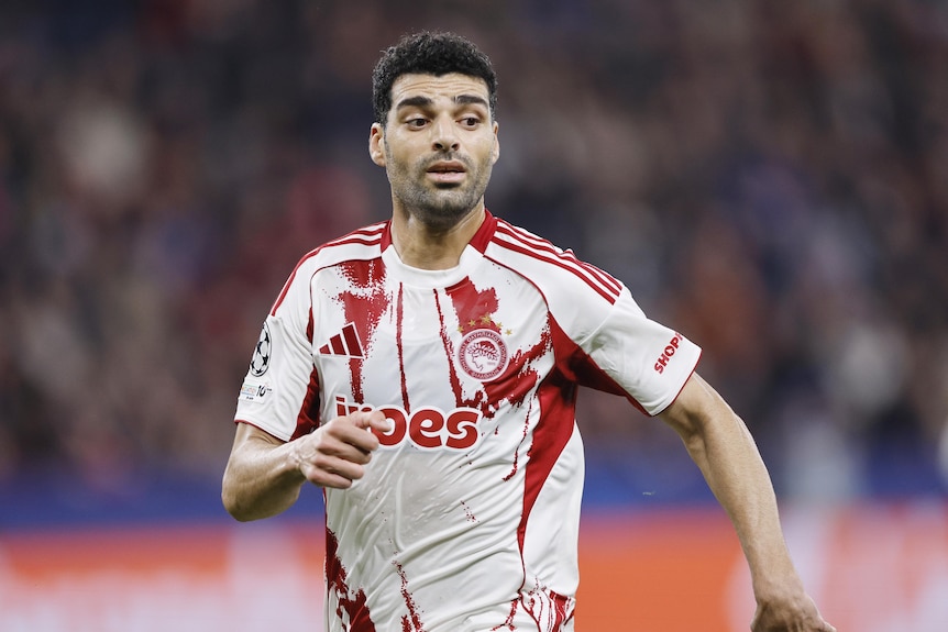 Mehdi Taremi runs with the ball