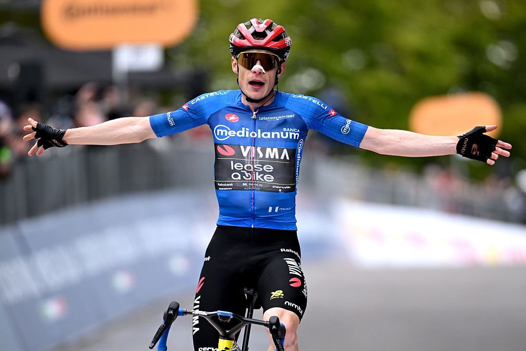 Vingegaard wins stage 9 wearing the blue mountains jersey