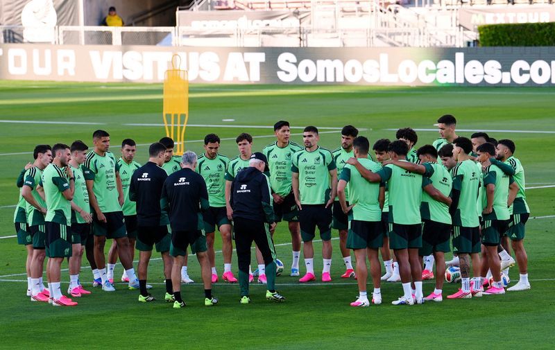 Football: Soccer-World Cup co-hosts Mexico beat Australia 1-0 in Rose Bowl warmup
