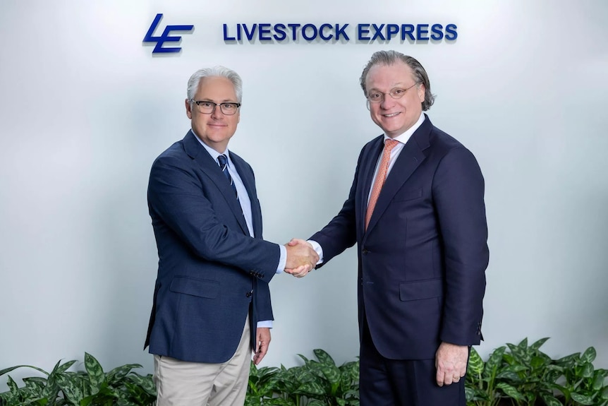 Heytesbury’s CEO Paul Holmes à Court shaking hands with Vroon CEO Martijn Schouten