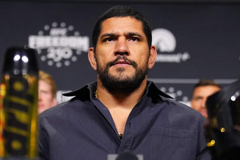 Alex Pereira spotted in sister Aline’s corner during her MVP MMA win on Netflix