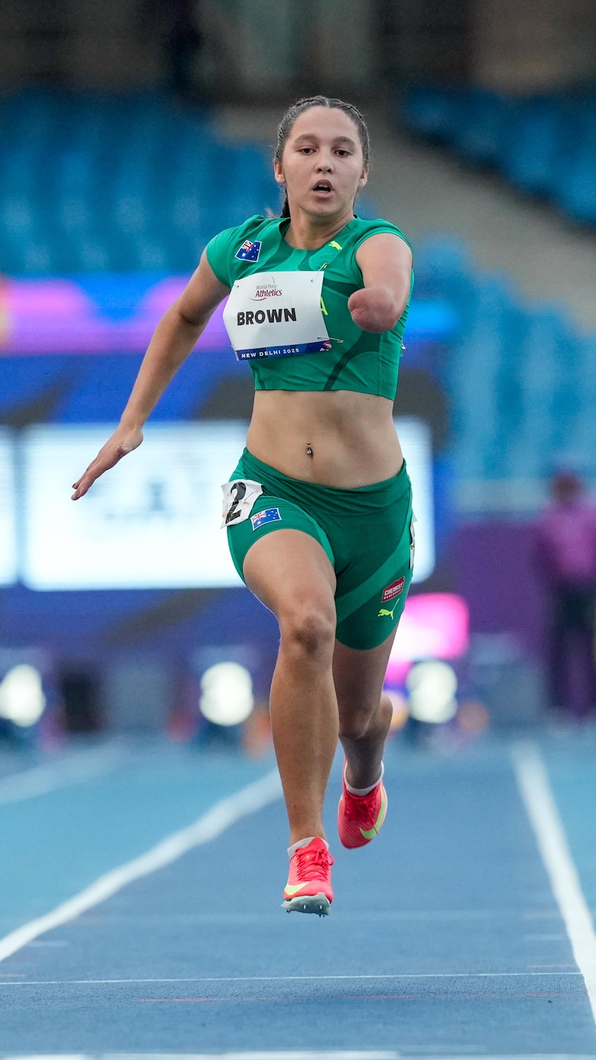 Australian Para athlete Lexie Brown in a green singlet runs at New Delhi, 2025 World Para Athletics Championships 