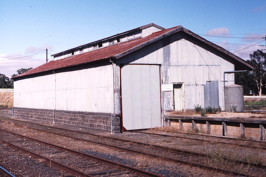 A front on photo of an old shed