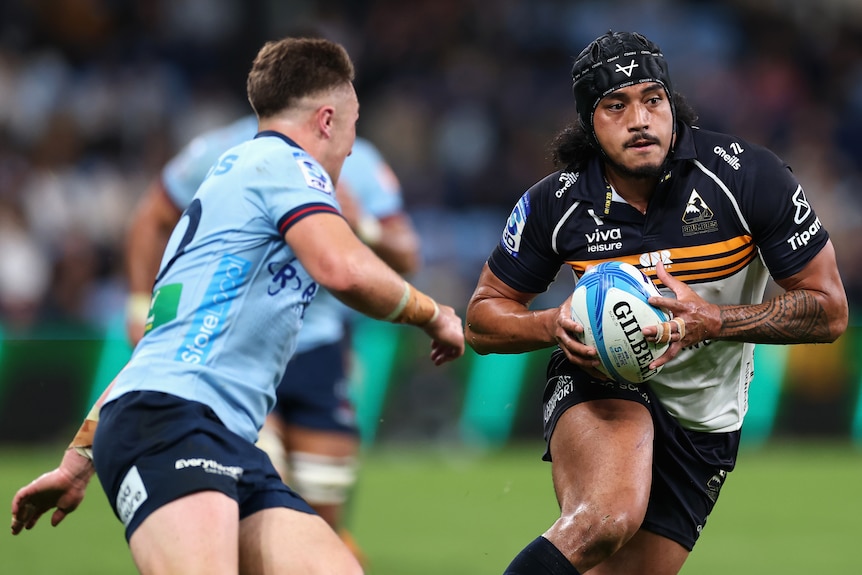 David Feliuai runs the ball for the Brumbies against thr Waratahs.