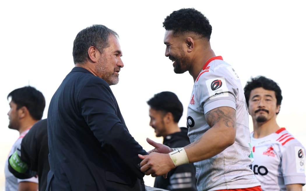 Kobe Steelers coach Dave Rennie (L) and Ardie Savea.
