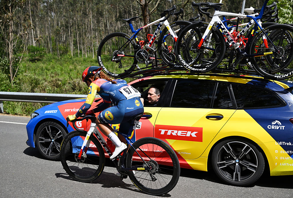 Felicity Wilson-Haffenden (Team Lidl - Trek) talks with Lidl-Trek sports director Jeroen Blijlevens during stage 2 of the 2026 La Vuelta Femenina. (Photo by Szymon Gruchalski/Getty Images)