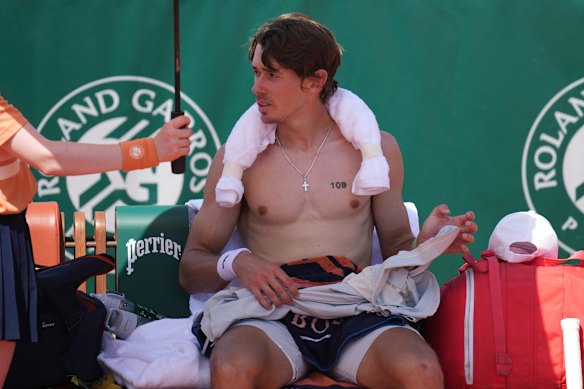 Alex de Minaur defied the Paris heat to cruise into the second round at Roland-Garros.