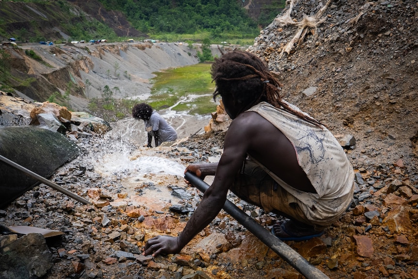Alluvial workers work around the clock with bare hands.