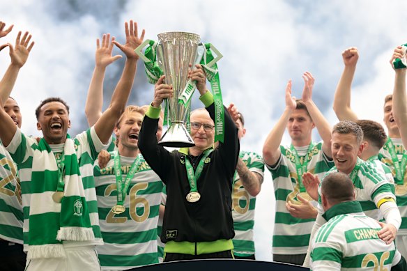 Martin O’Neill lifts the trophy.