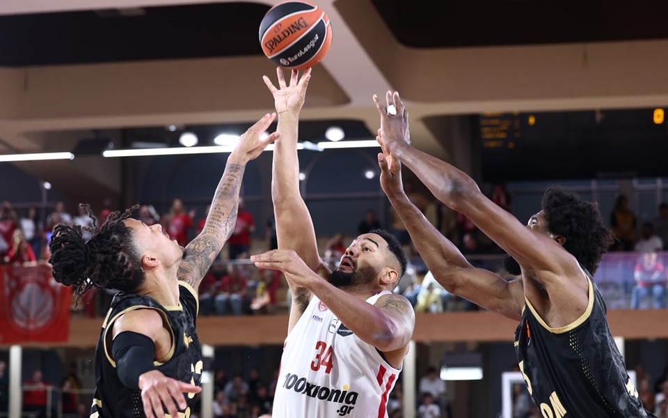 Reds sweep Monaco, as Greens miss their first chance