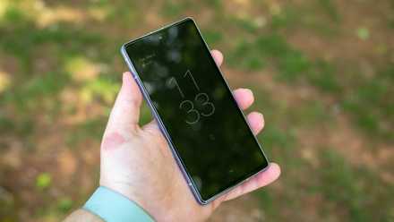 Always-on display on the Google Pixel 7a's screen.