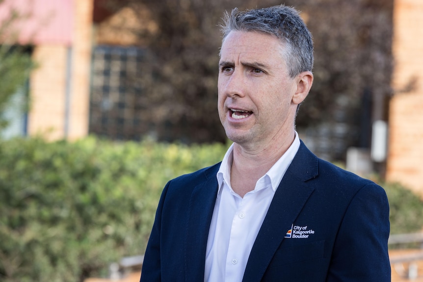 Kalgoorlie-Boulder Mayor Glenn Wilson wears a suit jack and white shirt. He is outside.