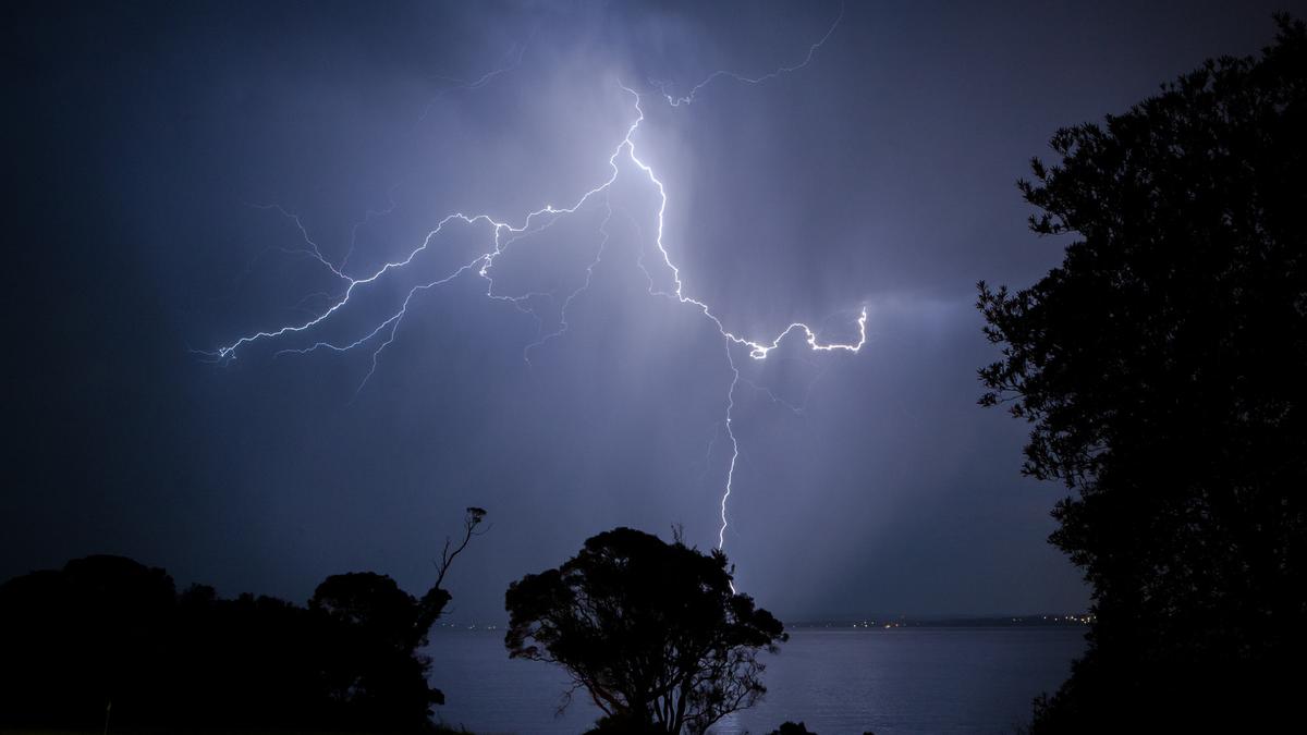 WA and Perth Weather: BOM issue severe thunderstorm warning for damaging winds and heavy rainfall in south