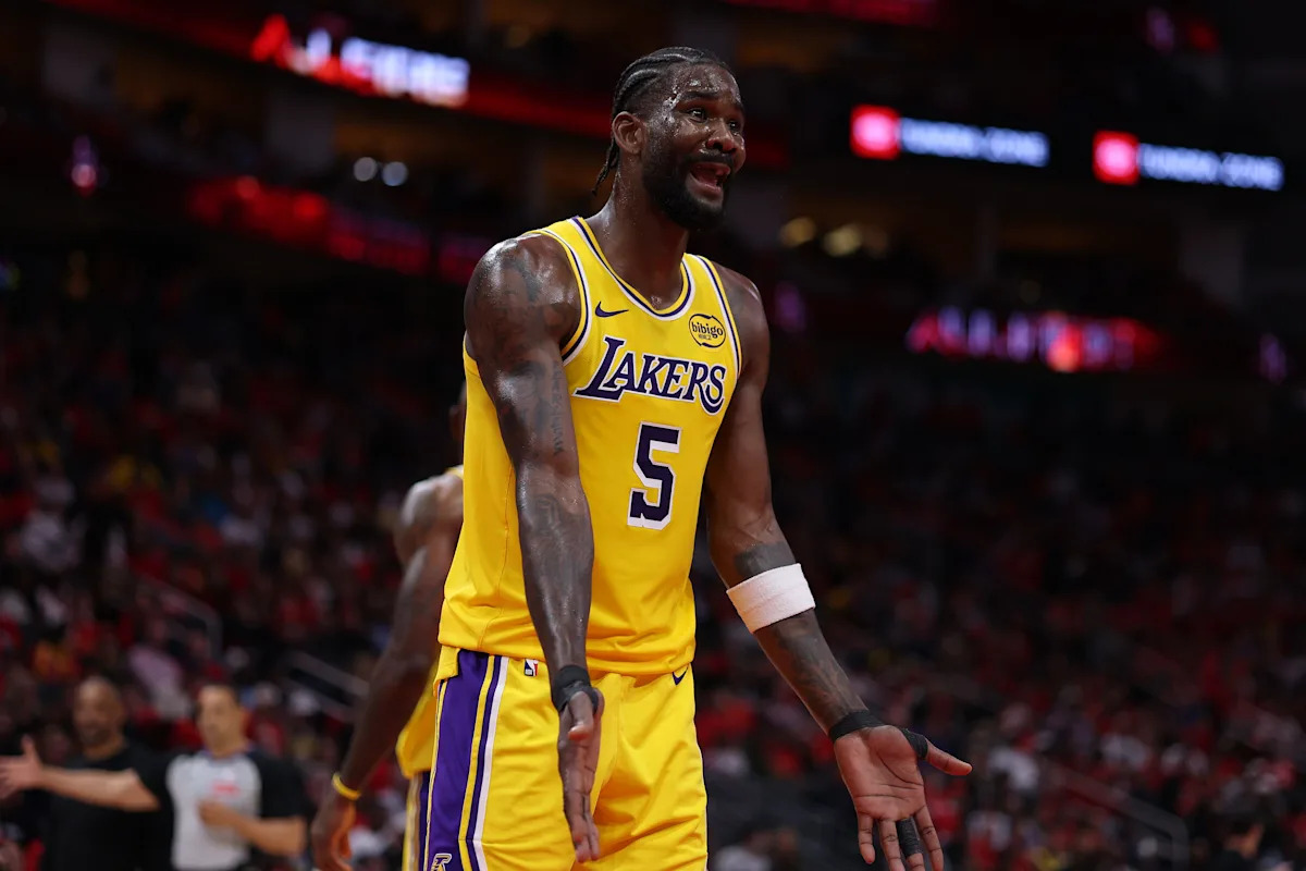 NBA executive calls Deandre Ayton's season with Lakers a 'disaster'