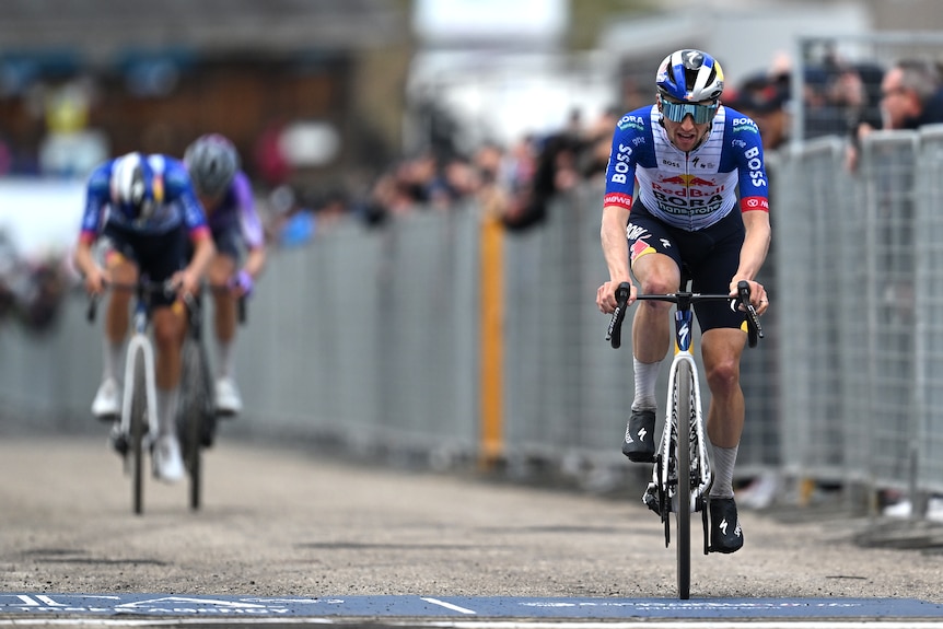 Jai Hindley crosses the line.