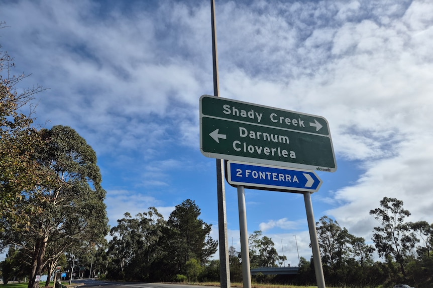 A picture of street signs pointing to Darnum, Shady Creek and Cloverlea.