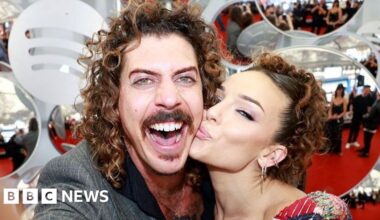 Australian musician's US ban prompts apology from girlfriend over Trump post - BBC